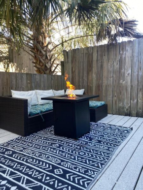 Full townhouse near Shem Creek & Downtown with Hot Tub